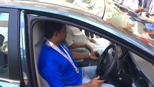 கேரள வெள்ளத்தில் உயிர்களை காப்பாற்றிய மீனவருக்கு புதிய மஹிந்திரா மராஸ்ஸோ கார் பரிசு…