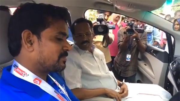 கேரள வெள்ளத்தில் உயிர்களை காப்பாற்றிய மீனவருக்கு புதிய மஹிந்திரா மராஸ்ஸோ கார் பரிசு…