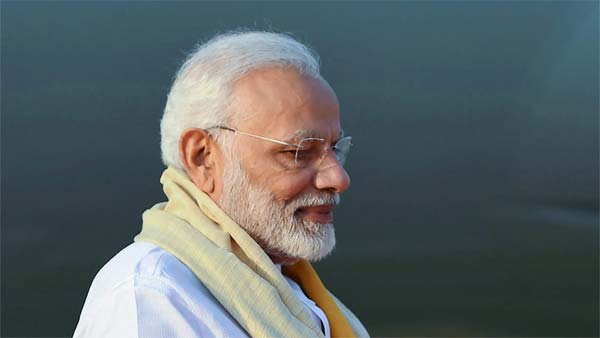 பிரதமர் மோடியிடம் சொந்தமாக ஒரு கார் பைக் என எந்த விதமான வாகனமும் இல்லை என்ற தகவல் தற்போது வெளியாகியுள்ளது. மேலும் அவரது சொத்து மதிப்பு சுமார் ரூ 2 கோடி தான் இருக்கும் எனவும் அவருக்கு சொந்தமாக ஒரே ஒரு வீடுதான் இருக்கிறது என்ற தகவல்கள் வெளியாகியுள்ளது.