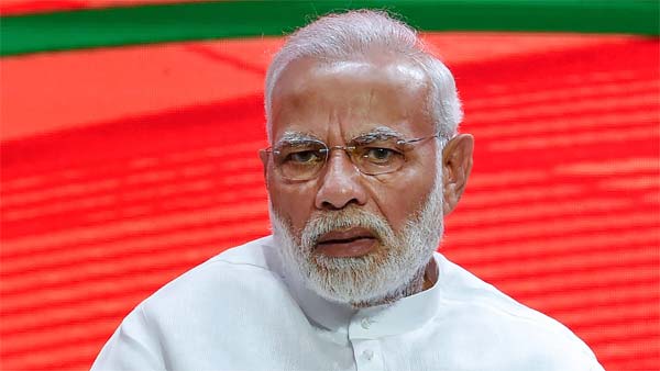 பிரதமர் மோடியிடம் சொந்தமாக ஒரு கார் பைக் என எந்த விதமான வாகனமும் இல்லை என்ற தகவல் தற்போது வெளியாகியுள்ளது. மேலும் அவரது சொத்து மதிப்பு சுமார் ரூ 2 கோடி தான் இருக்கும் எனவும் அவருக்கு சொந்தமாக ஒரே ஒரு வீடுதான் இருக்கிறது என்ற தகவல்கள் வெளியாகியுள்ளது.