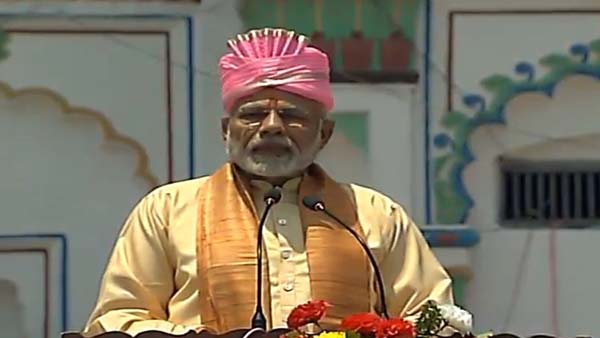 பிரதமர் மோடியிடம் சொந்தமாக ஒரு கார் பைக் என எந்த விதமான வாகனமும் இல்லை என்ற தகவல் தற்போது வெளியாகியுள்ளது. மேலும் அவரது சொத்து மதிப்பு சுமார் ரூ 2 கோடி தான் இருக்கும் எனவும் அவருக்கு சொந்தமாக ஒரே ஒரு வீடுதான் இருக்கிறது என்ற தகவல்கள் வெளியாகியுள்ளது.