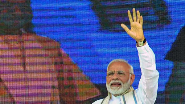 பிரதமர் மோடியிடம் சொந்தமாக ஒரு கார் பைக் என எந்த விதமான வாகனமும் இல்லை என்ற தகவல் தற்போது வெளியாகியுள்ளது. மேலும் அவரது சொத்து மதிப்பு சுமார் ரூ 2 கோடி தான் இருக்கும் எனவும் அவருக்கு சொந்தமாக ஒரே ஒரு வீடுதான் இருக்கிறது என்ற தகவல்கள் வெளியாகியுள்ளது.