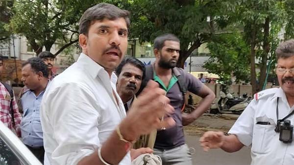 நடுரோட்டில் கைக்குழந்தையை இறக்கவிட்ட ஓலா டிரைவர்