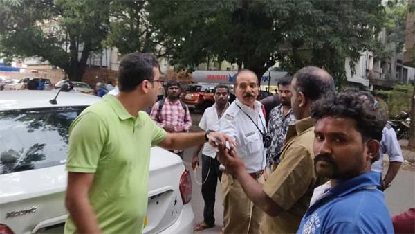 நடுரோட்டில் கைக்குழந்தையை இறக்கவிட்ட ஓலா டிரைவர்