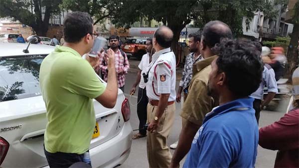 நடுரோட்டில் கைக்குழந்தையை இறக்கவிட்ட ஓலா டிரைவர்