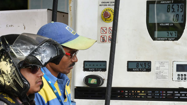 மோடியே நினைத்தாலும் பெட்ரோல் விலையை 99.99 ரூபாய்க்கு மேல் உயர்த்த முடியாது.. கட்டம் அப்படி..