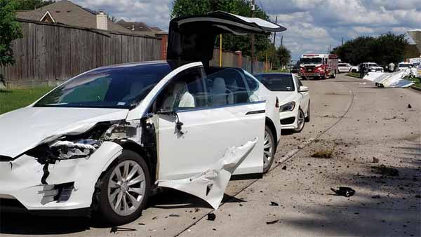 விமானம் மோதியும் சிறு கீறல் இன்றி உயிர் தப்பிய குடும்பம்.. இந்த காரின் பாதுகாப்பு அம்சங்கள் அப்படி..