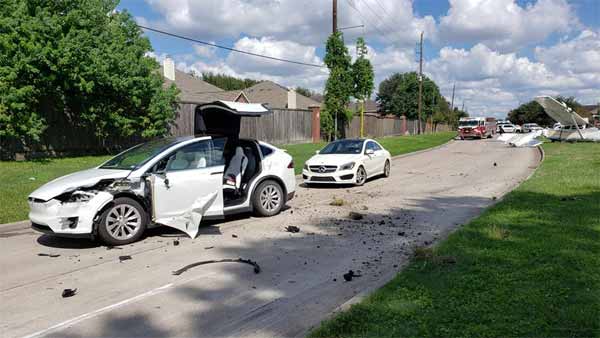 விமானம் மோதியும் சிறு கீறல் இன்றி உயிர் தப்பிய குடும்பம்.. இந்த காரின் பாதுகாப்பு அம்சங்கள் அப்படி..