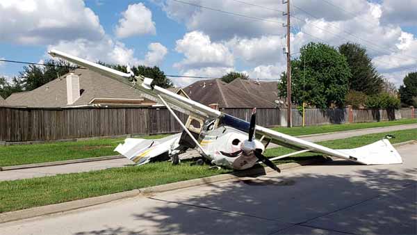 விமானம் மோதியும் சிறு கீறல் இன்றி உயிர் தப்பிய குடும்பம்.. இந்த காரின் பாதுகாப்பு அம்சங்கள் அப்படி..