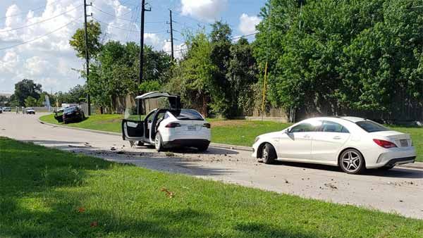 விமானம் மோதியும் சிறு கீறல் இன்றி உயிர் தப்பிய குடும்பம்.. இந்த காரின் பாதுகாப்பு அம்சங்கள் அப்படி..