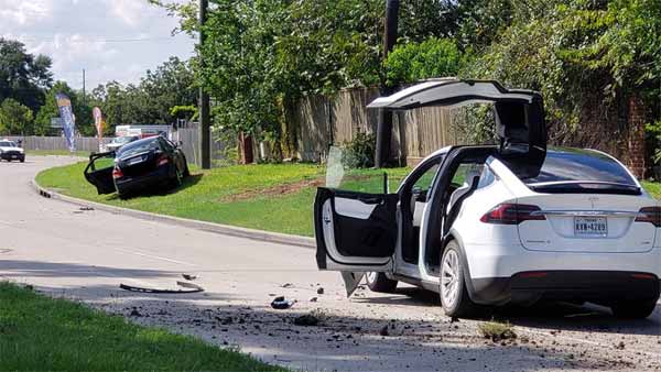 விமானம் மோதியும் சிறு கீறல் இன்றி உயிர் தப்பிய குடும்பம்.. இந்த காரின் பாதுகாப்பு அம்சங்கள் அப்படி..