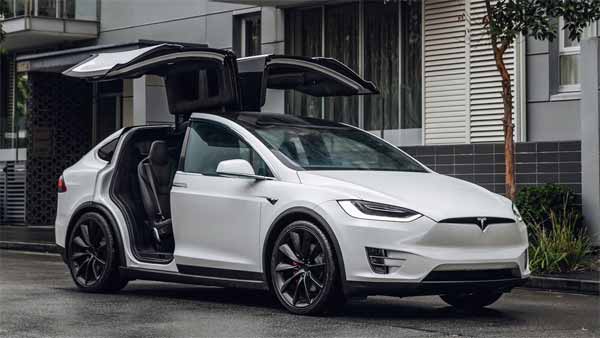 விமானம் மோதியும் சிறு கீறல் இன்றி உயிர் தப்பிய குடும்பம்.. இந்த காரின் பாதுகாப்பு அம்சங்கள் அப்படி..