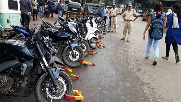 போக்குவரத்து விதிமீறும் வாகன ஓட்டிகளை பிடிக்க வீடு தேடி வரும் போலீசார்.. வாசலில் அரங்கேறும் அசிங்கம்