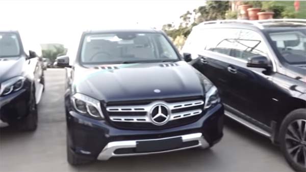 ரூ.3 கோடி மதிப்புள்ள மெர்சிடிஸ் பென்ஸ் கார்களை ஊழியர்களுக்கு பரிசாக வழங்கிய வைர வியாபாரி..