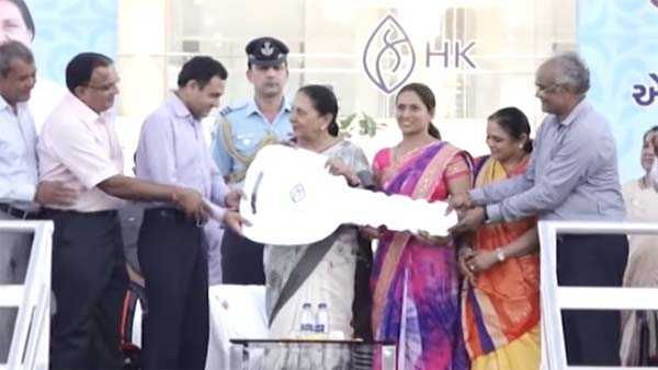 ரூ.3 கோடி மதிப்புள்ள மெர்சிடிஸ் பென்ஸ் கார்களை ஊழியர்களுக்கு பரிசாக வழங்கிய வைர வியாபாரி..