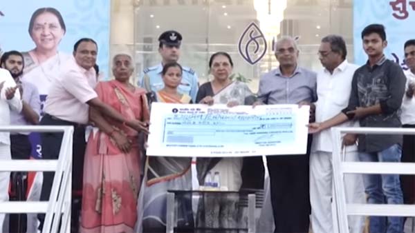 ரூ.3 கோடி மதிப்புள்ள மெர்சிடிஸ் பென்ஸ் கார்களை ஊழியர்களுக்கு பரிசாக வழங்கிய வைர வியாபாரி..