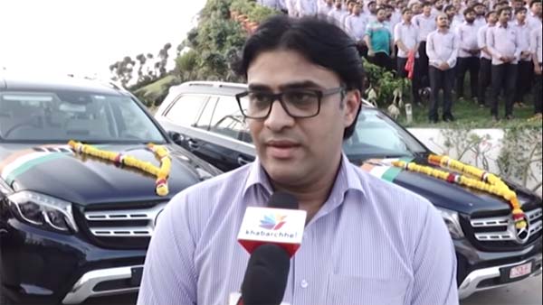 ரூ.3 கோடி மதிப்புள்ள மெர்சிடிஸ் பென்ஸ் கார்களை ஊழியர்களுக்கு பரிசாக வழங்கிய வைர வியாபாரி..