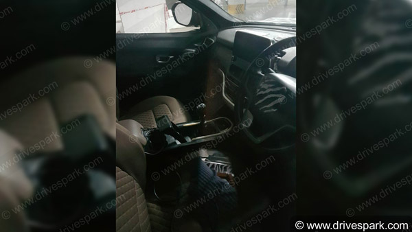 ஜோடியாக காட்சி தந்த டாடா எஸ்யூவி மற்றும் பிரிமியம் ஹேட்ச்பேக் கார்கள்!!