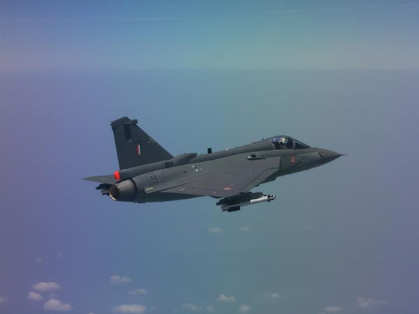 நடுவானில் எரிபொருள் நிரப்பும் வசதியை பெற்ற தேஜஸ்... சாதங்கள் என்னென்ன!!