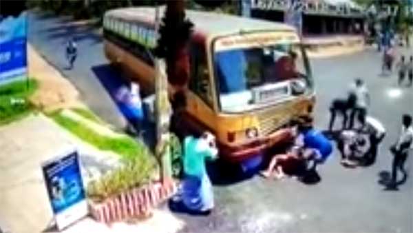 அரசு பஸ் டிரைவரின் சாமர்த்தியத்தால் உயிர் தப்பிய போதை வாலிபர்கள்.. நெஞ்சை பதைபதைக்க வைக்கும் வீடியோ