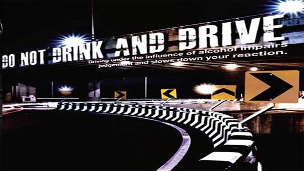 அரசு பஸ் டிரைவரின் சாமர்த்தியத்தால் உயிர் தப்பிய போதை வாலிபர்கள்.. நெஞ்சை பதைபதைக்க வைக்கும் வீடியோ