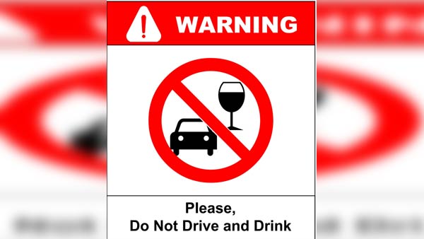 அரசு பஸ் டிரைவரின் சாமர்த்தியத்தால் உயிர் தப்பிய போதை வாலிபர்கள்.. நெஞ்சை பதைபதைக்க வைக்கும் வீடியோ