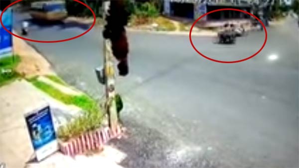 அரசு பஸ் டிரைவரின் சாமர்த்தியத்தால் உயிர் தப்பிய போதை வாலிபர்கள்.. நெஞ்சை பதைபதைக்க வைக்கும் வீடியோ