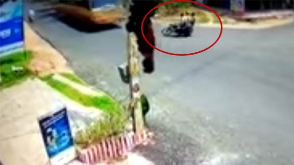 அரசு பஸ் டிரைவரின் சாமர்த்தியத்தால் உயிர் தப்பிய போதை வாலிபர்கள்.. நெஞ்சை பதைபதைக்க வைக்கும் வீடியோ