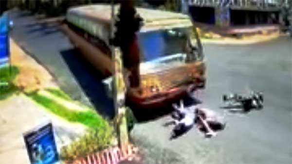 அரசு பஸ் டிரைவரின் சாமர்த்தியத்தால் உயிர் தப்பிய போதை வாலிபர்கள்.. நெஞ்சை பதைபதைக்க வைக்கும் வீடியோ