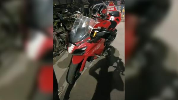 அப்பாச்சி ஆர்ஆர் 310 பைக்கின் எல்இடி ஹெட்லேம்ப் சட்ட விரோதமாம்.. புது விதியை உருவாக்கி அபராதம் விதித்த போலீசார்..