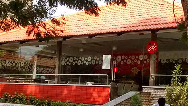 ஒரு கிலோ கேக் வாங்கினால் 'அதிசய பொருள்' இலவசம்.. வேலூர் பேக்கரி உரிமையாளர்களின் அசத்தல் அறிவிப்பு