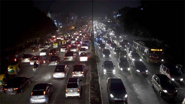 இந்த கார்களை பறிமுதல் செய்யுங்கள்.. சுப்ரீம் கோர்ட் உத்தரவால் வீடு புகுந்து கார்களை தூக்கும் அதிகாரிகள்..