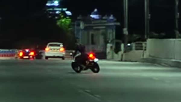 ரேஸ் ஓட்டிகளை “நொறுக்கிய” போலீஸ்…! கெத்து எல்லாம் வெத்து தானது..!