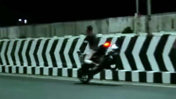 ரேஸ் ஓட்டிகளை “நொறுக்கிய” போலீஸ்…! கெத்து எல்லாம் வெத்து தானது..!