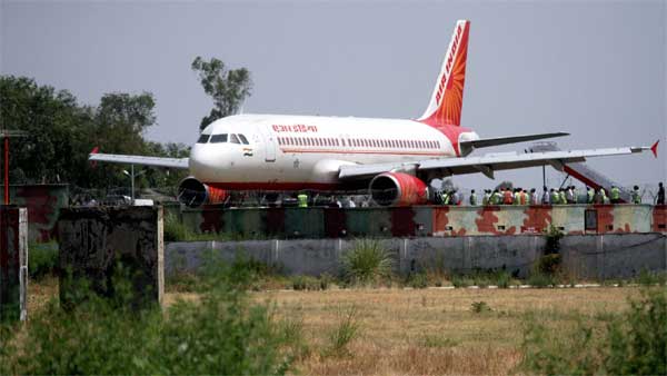 நூலிழையில் உயிர் தப்பிய 160 பயணிகள்.. திருச்சி விமான நிலையத்தில் திக்.. திக்.. நிமிடங்கள்...