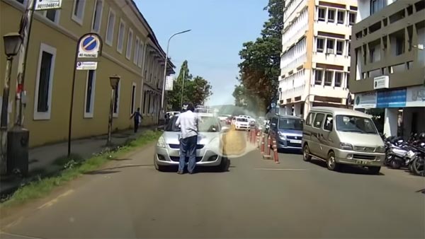 ராங் சைடில் வந்த காரை சரமாரியாக தாக்கிய பாதசாரி.. நம்மள விட கோவக்காரனா இருப்பான் போல..