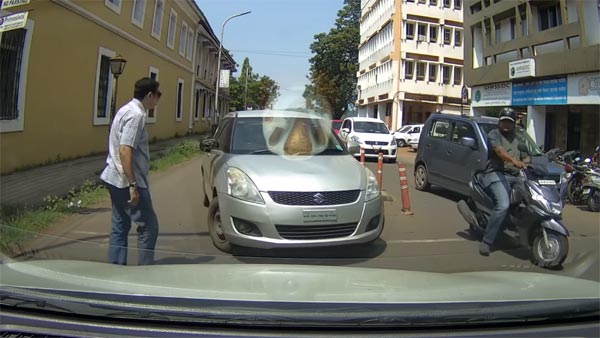 ராங் சைடில் வந்த காரை சரமாரியாக தாக்கிய பாதசாரி.. நம்மள விட கோவக்காரனா இருப்பான் போல..