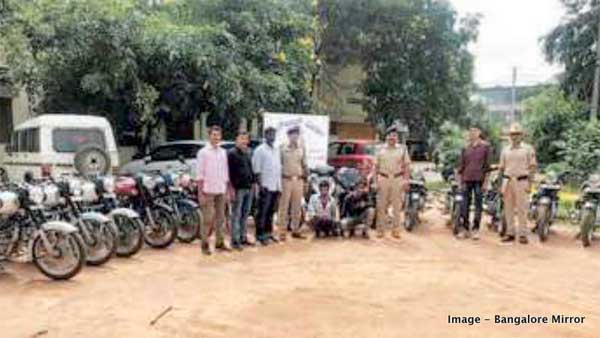 ஒரு நிமிடத்தில் பைக்குகளை திருடி விடும் கொள்ளையர்கள் சிசிடிவி கேமராவால் சிக்கினர்.. பகீர் தகவல்கள்