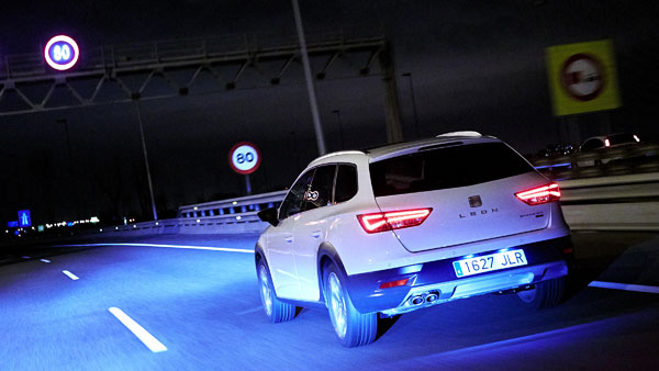 ஒரு பட்டனை அழுத்தினால் மின்னல் வேகத்தில் பறக்கும் கார்கள்… எப்படி சாத்தியமாகிறது?