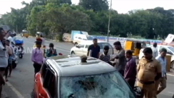 குடிபோதையில் கார் ஓட்டிய வாலிபரால் சிறுமி உள்பட 2 பேர் காயம்.. ஸ்பாட்டிலேயே தண்டனை கொடுத்த மக்கள்