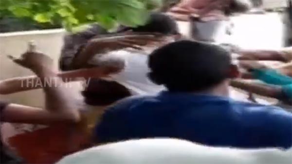 குடிபோதையில் கார் ஓட்டிய வாலிபரால் சிறுமி உள்பட 2 பேர் காயம்.. ஸ்பாட்டிலேயே தண்டனை கொடுத்த மக்கள்