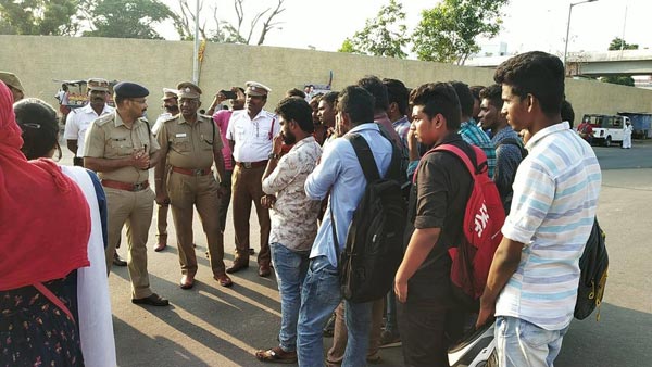 ஹெல்மெட் அணியாமல் பயணிக்கும் இரு சக்கர வாகன ஓட்டிகளுக்கு தமிழக போலீசாரின் நூதன தண்டனை