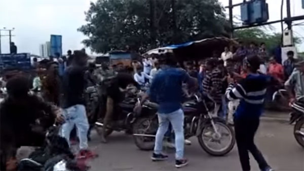 பைக் சாகசத்தில் ஈடுபட்ட இளைஞர்களை வெளுத்து வாங்கிய போலீசார்.. தல இந்த டிரிப் அடி கொஞ்சம் ஓவரோ?