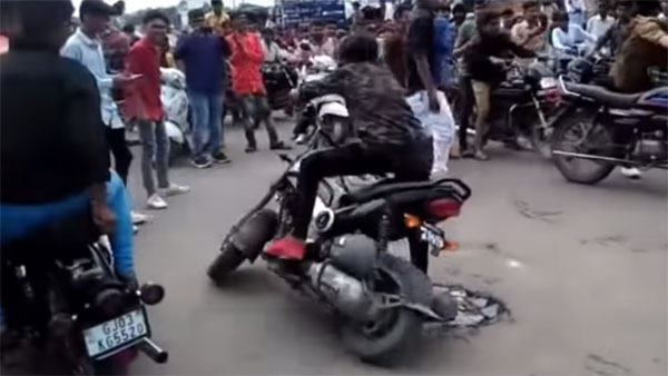 பைக் சாகசத்தில் ஈடுபட்ட இளைஞர்களை வெளுத்து வாங்கிய போலீசார்.. தல இந்த டிரிப் அடி கொஞ்சம் ஓவரோ?