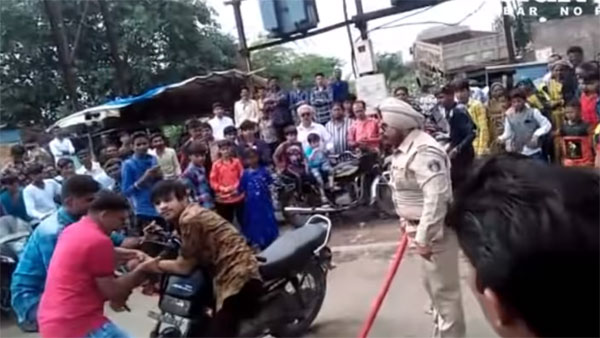 பைக் சாகசத்தில் ஈடுபட்ட இளைஞர்களை வெளுத்து வாங்கிய போலீசார்.. தல இந்த டிரிப் அடி கொஞ்சம் ஓவரோ?