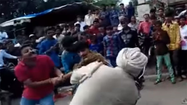 பைக் சாகசத்தில் ஈடுபட்ட இளைஞர்களை வெளுத்து வாங்கிய போலீசார்.. தல இந்த டிரிப் அடி கொஞ்சம் ஓவரோ?