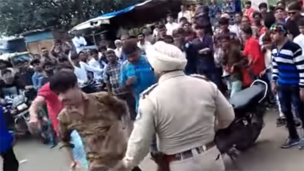 பைக் சாகசத்தில் ஈடுபட்ட இளைஞர்களை வெளுத்து வாங்கிய போலீசார்.. தல இந்த டிரிப் அடி கொஞ்சம் ஓவரோ?