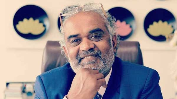 தீபாவளியை முன்னிட்டு 1,600 ஊழியர்களுக்கு கார், வீடு பரிசு.. இன்ப அதிர்ச்சி அளித்த வைர வியாபாரி..