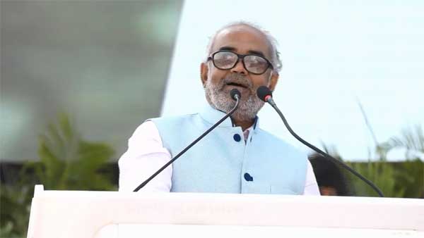 தீபாவளியை முன்னிட்டு 1,600 ஊழியர்களுக்கு கார், வீடு பரிசு.. இன்ப அதிர்ச்சி அளித்த வைர வியாபாரி..