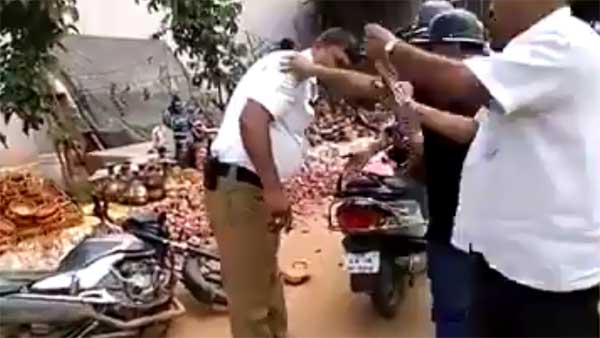 ஹெல்மெட் அணியாததை கேட்டதால் 2 போலீஸ்காரர்களை சரமாரியாக தாக்கிய 'போதை' வக்கீல்.. வைரல் வீடியோ